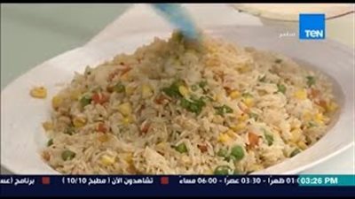 بالفيديو.. طريقة سهلة لإعداد الأرز المقلى بالخضار