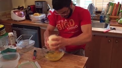 رجل يطهو بيضة نعامة «أومليت» لطفلتيه (فيديو)