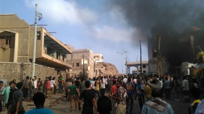 مجهولون يفخخون شابا ويرمونه في كريت باليمن