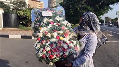 بالفيديو والصور.. «أنصار مبارك» يرسلون باقات الورود للرئيس الأسبق