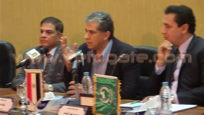 بالفيديو والصور .. خالد فهمى يناقش مع مزارعي الشرقية سبل الاستفادة من قش الأرز