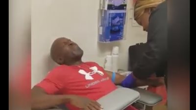 بالفيديو.. رد فعل غير متوقع لأب لحظة خضوعه لتحليل دم