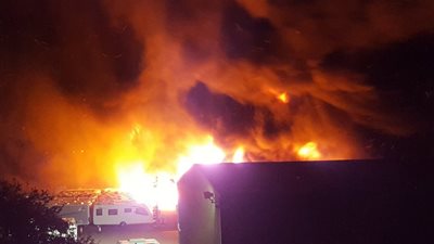 بالصور.. حريق في منازل متنقلة ببريطانيا وخسائر بمليون إسترليني