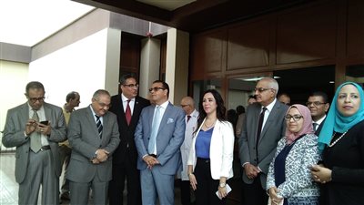 رئيس جامعة المنصورة يستقبل وزيرة الهجرة في زيارة لمستشفى الكلى (فيديو)