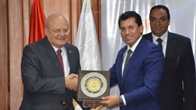 وزير الشباب والرياضة يوقع بروتوكول تعاون مع جامعة الزقازيق