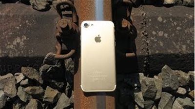 بالفيديو.. هاتف آي فون 7 على قضبان السكة الحديد