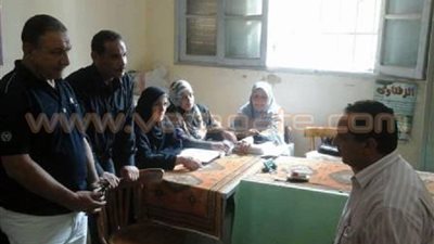 بالصور.. رئيس مدينة المحلة يعنف تنفيذي قرية بالغربية