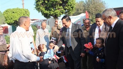 بالصور.. محافظ البحيرة يتفقد مدرستين بكوم حمادة
