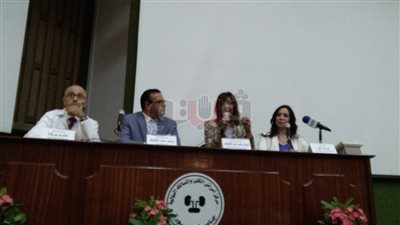 نبيلة مكرم تطالب مؤسس مركز كلى المنصورة بالانضمام لـ«مصر تستطيع»