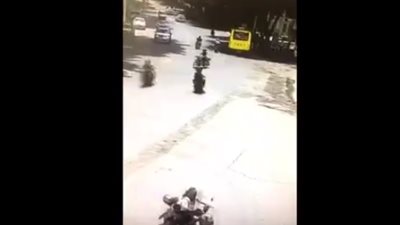 حادث مروع لقائد دراجة بخارية بسبب انشغاله بمطالعة هاتفه (فيديو)