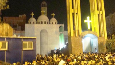 سيولة مرورية أمام كنيسة العذراء بـ