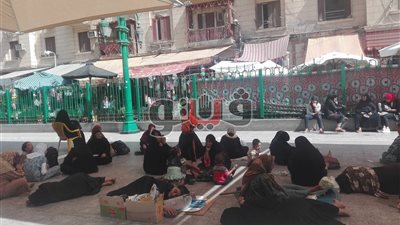 انكسار قلوب محبي آل البيت في يوم عاشوراء لإغلاق ضريح الحسين.. «تقرير مصور»