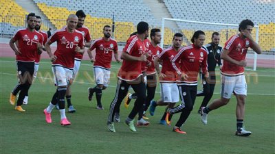 المنتخب الوطني ينهي تدريبه الأول ببرج العرب