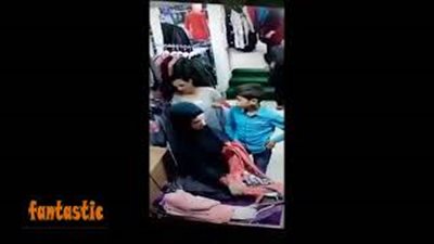 بالفيديو.. لحظة سرقة حافظة سيدة أثناء تسوقها بمحل ملابس
