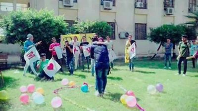 ساحات الحرم الجامعي «للخطوبة والزواج».. طالب يخطب زميلته في طنطا..«بوكيه ورد» عنوان الاعتراف بالحب من شاب لصديقته في الزقازيق.. «وتتجوزيني» الواقعة الأشهر في جامعة مصر