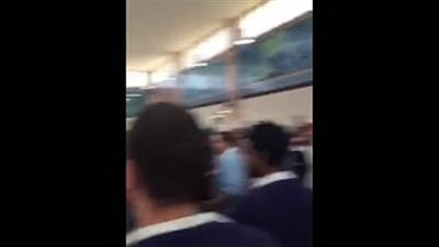 بالفيديو.. مصريون يلقنون مجموعة إيرانية علقة ساخنة في الكويت