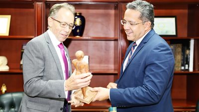 وزير الآثار يستقبل سفير أستراليا قبل مغادرته القاهرة