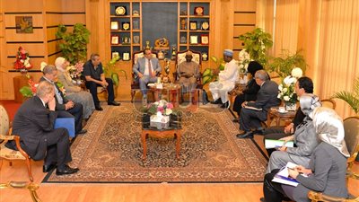 رئيس جامعة المنصورة يبحث التعاون مع وفد أكاديمي من نيجيريا