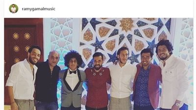 رامي جمال ينشر صورته مع حسين السيد: «جايلك ياعريس»