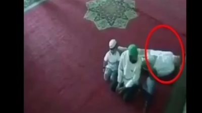 لحظة وفاة رجل أثناء تصدقه (فيديو)