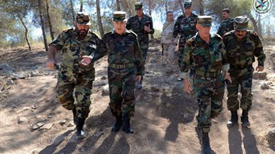 بالفيديو.. قائد أركان الجيش السوري يتفقد جبهات ريف حماة