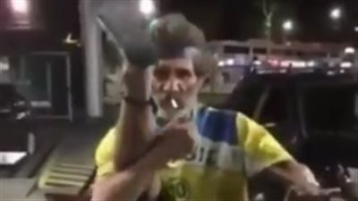 ثقة رجل في نفسه تضعه في موقف محرج (فيديو)