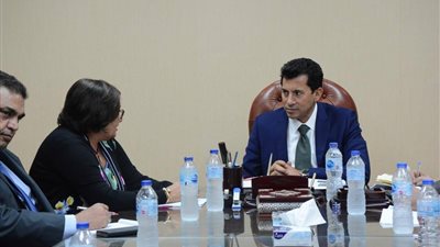 وزير الرياضة يلتقي الاتحاد الدولي لجمعيات الهلال والصليب الأحمر