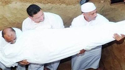 هل يجوز تقبيل الميت؟.. تعرف على رد الإفتاء