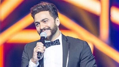 مواطنة من ذوي الاحتياجات الخاصة تهدي تامر حسني بوكيه ورد