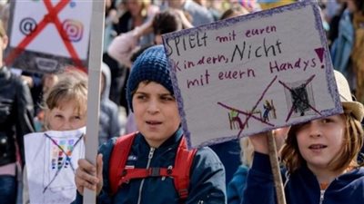 أغرب الاحتجاجات حول العالم.. أطفال ألمانيا يتظاهرون لانشغال آبائهم بالمحمول.. «الأبقار» حيلة بروكسل لمواجهة ارتفاع أسعار الحليب.. محتجو بيرو يغسلون الإعلام للتعبير عن الفساد.. والأقفاص البشر