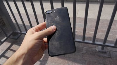 بالفيديو.. رجل يلقي بـ«آيفون 7» من أعلى برج خليفة