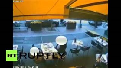 بالفيديو.. شاب يلقي «قنبلة دخان» على مواطنين بأحد المطاعم الأمريكية