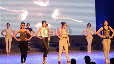 بالصور.. متسابقات ملكة الجمال يتألقن على مسرح جامعة مصر