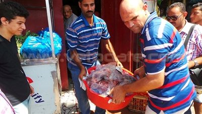 «تموين الإسماعيلية» يضبط 3 عمال مواد غذائية لعدم حملهم شهادات صحية