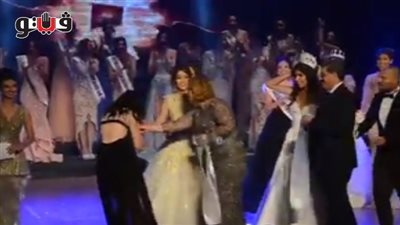 بالفيديو.. شاب يقتحم مسرح تتويج ملكة جمال مصر وأخرى تقبل يدها