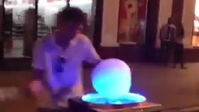 بالفيديو.. أطرف طريقة لبيع غزل البنات