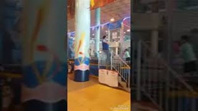 طفل يؤدي الصلاة منفردًا في أحد الملاهي يشعل «الإنترنت» (فيديو)