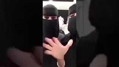 «وسقطت العباءة».. سعودية تتعرى أمام الكاميرا في عملها (فيديو)