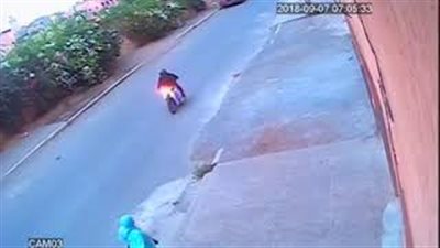 لحظة اعتداء لصين على امرأة وسرقتها بوضح النهار(فيديو)