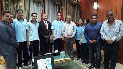 بالصور.. محافظ بورسعيد يشرح لطلبة مدرسة النيل استلهام روح أكتوبر