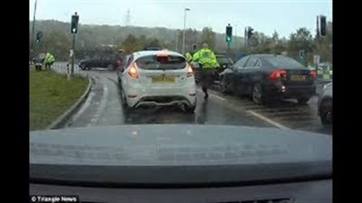 بالفيديو والصور.. سائق يهرب ببراعة من فخ نصبته الشرطة