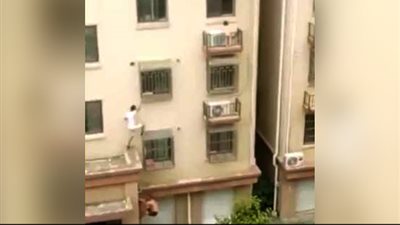 رجلان يتسلقان مبنى لإنقاذ طفلة تتدلى من نافذة (فيديو)