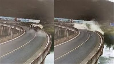 لحظة انفجار إطار شاحنة وانقلابها في بحيرة (فيديو)
