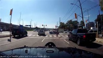 سائق يفشل في استخدام أجهزة سيارة لكزس RX (فيديو)