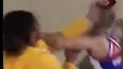 بالضرب والصفع والسحل.. مشاجرة عنيفة بين فتاتين (فيديو)