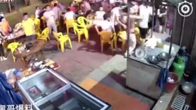 لحظة اعتداء زبائن على بائع بالضرب (فيديو)