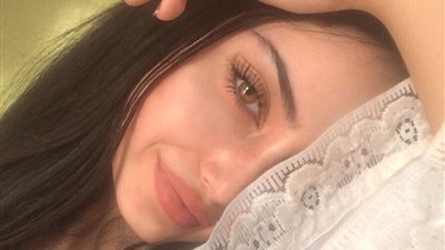 فتاة تشعل «إنستجرام» برسمة ولون عينيها (صور)