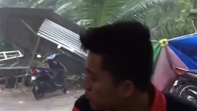 رد فعل صادم لشخصين لحظة حدوث إعصار قوي (فيديو)