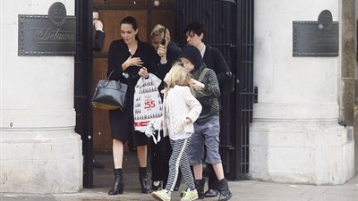 أنجلينا جولي وبراد بيت يحاولان الوصول إلى حلول حول حضانة الأطفال