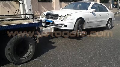 بالفيديو والصور.. «ونش مرور» يجر سيارة مرسيدس مخالفة في وضع التعشيق